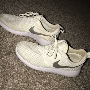 White Nike Roches